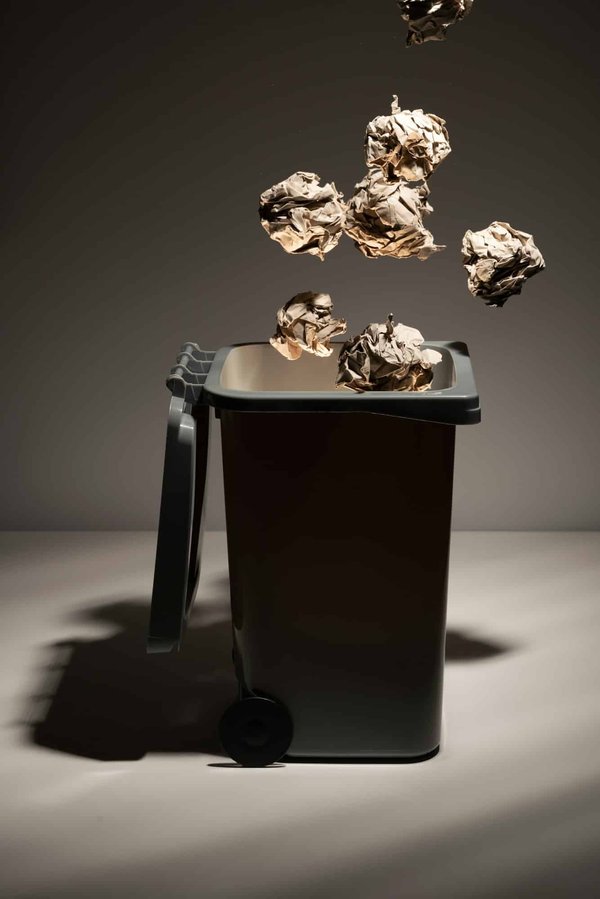 Optimisez votre espace de travail avec la poubelle de bureau élégante !